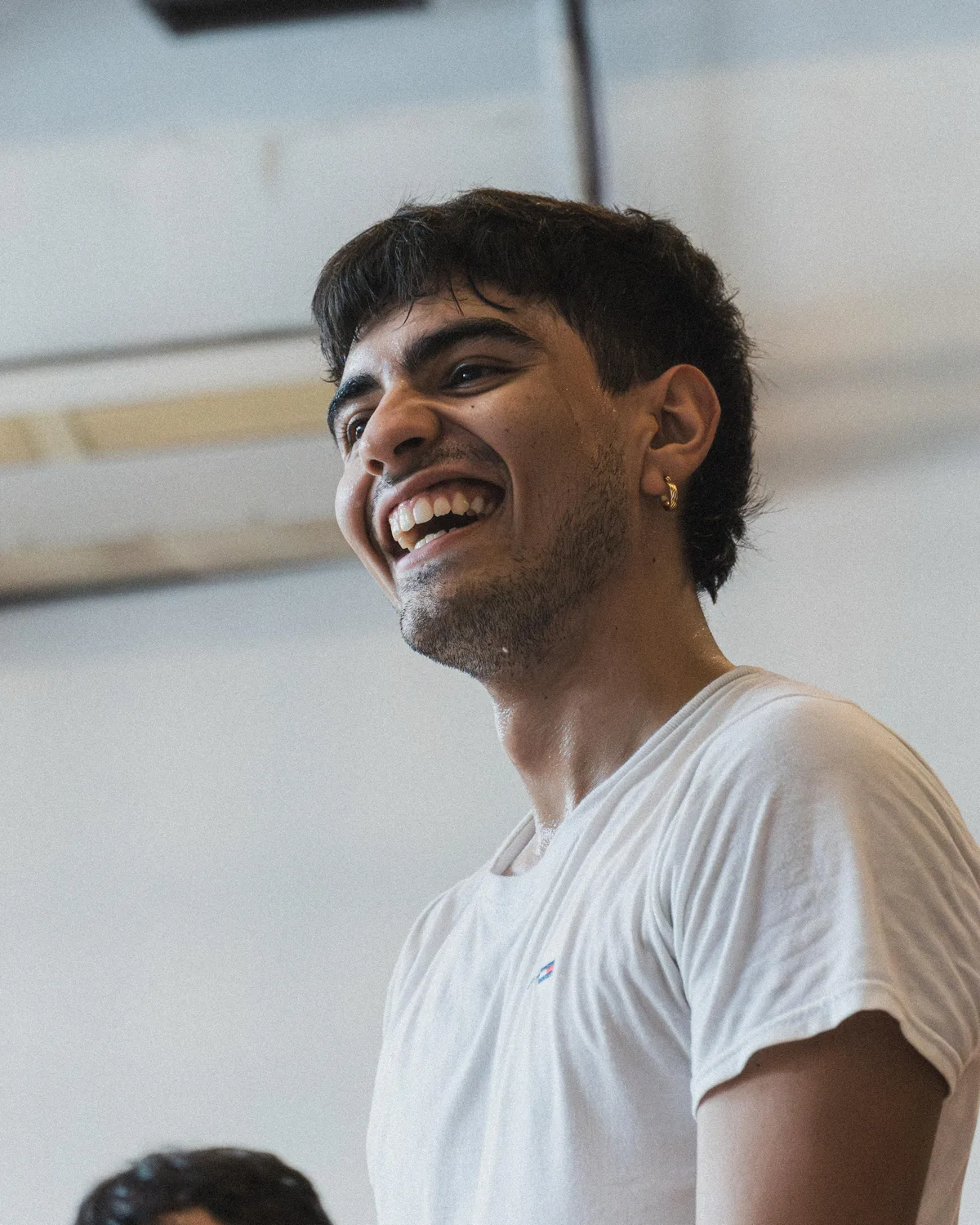 Joven sonriendo durante clase