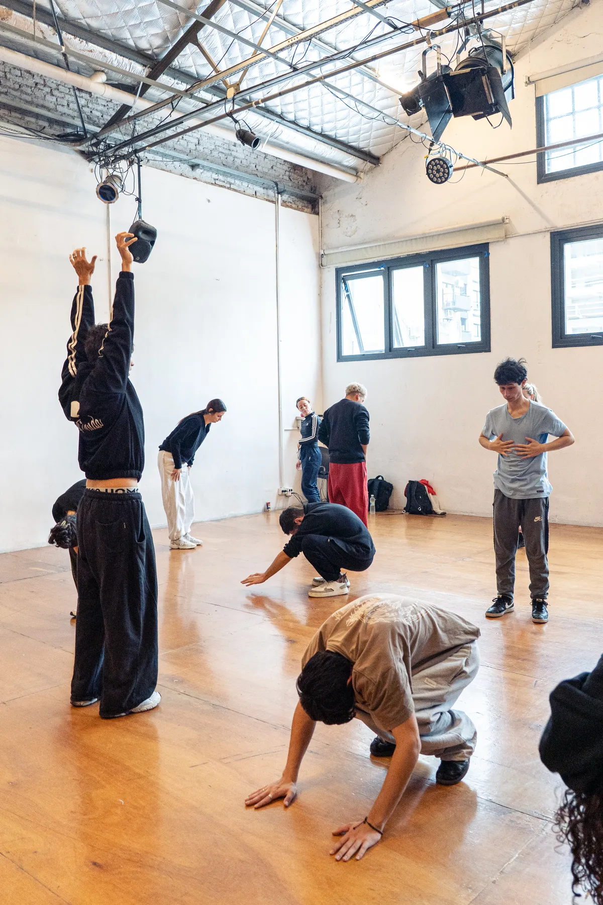 Alumnos en ejercicio de piso durante la clase de danza