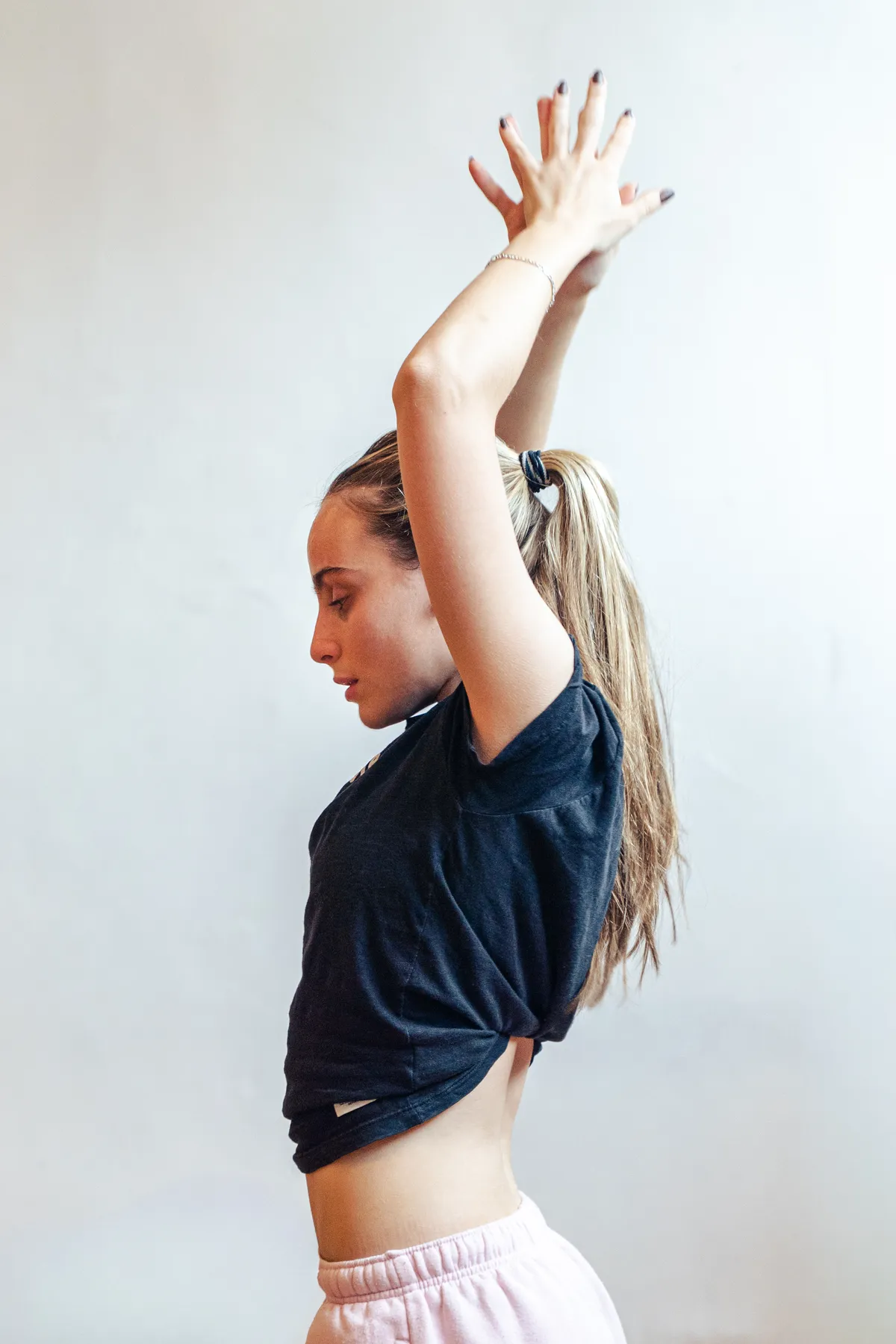 Alumna con los brazos en alto en clase de danza