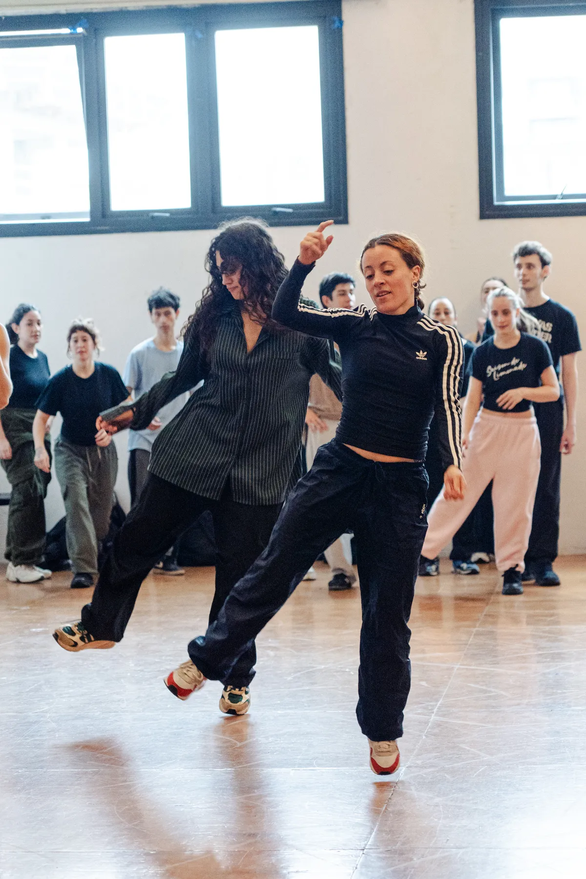 Alumna en movimiento durante la coreografía grupal