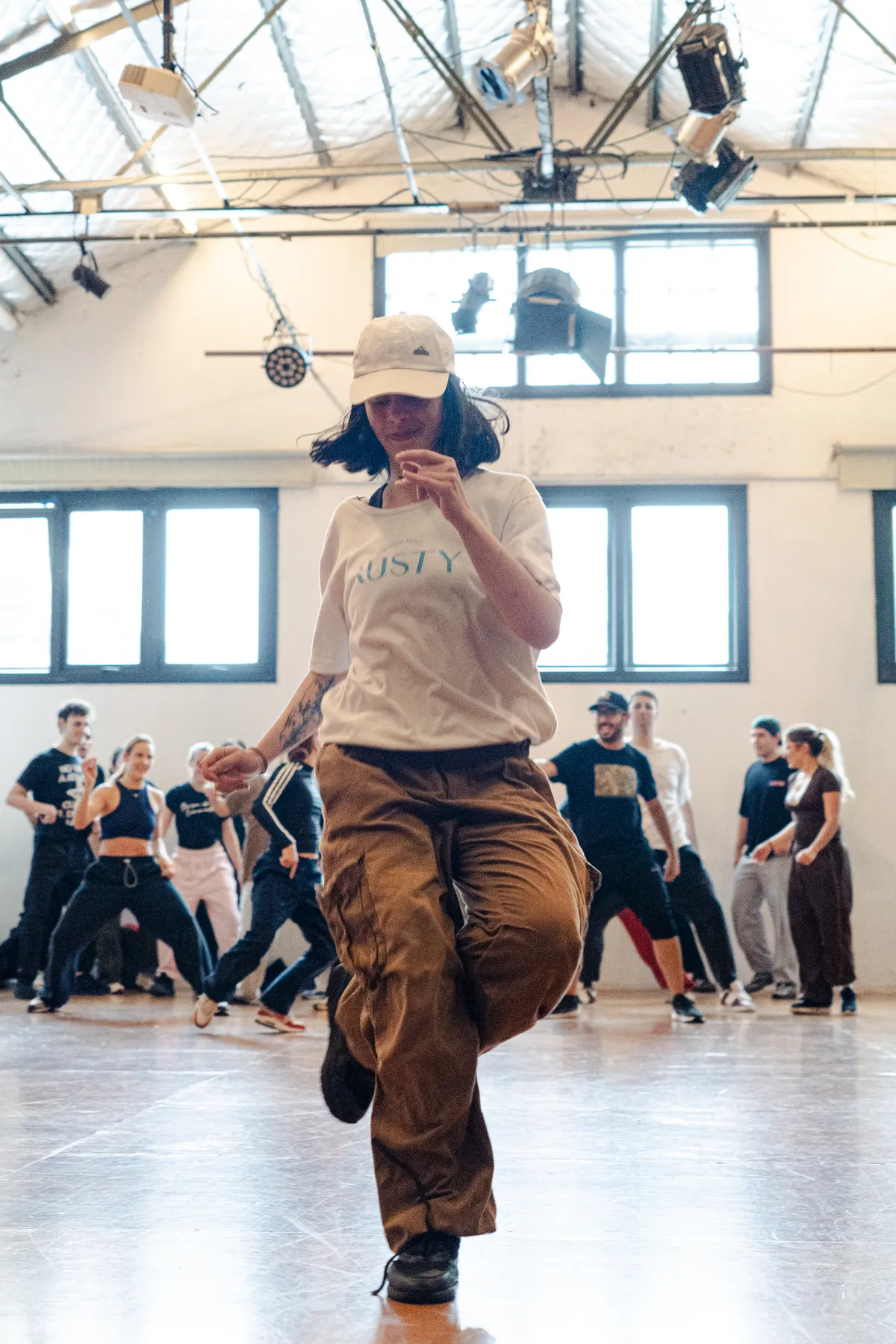 Alumnos ensayando una coreografía