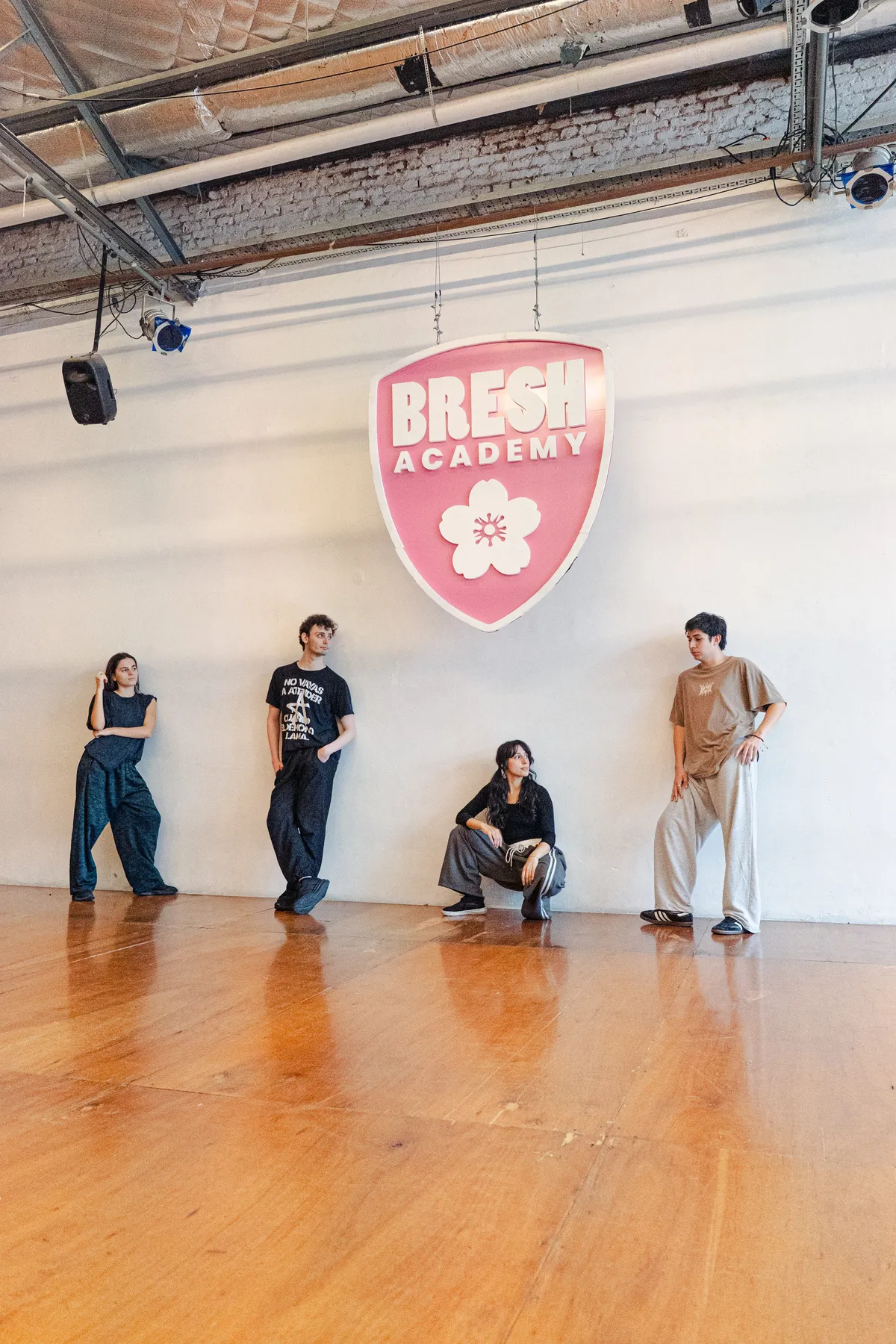 Estudiantes frente al escudo de Bresh Academy