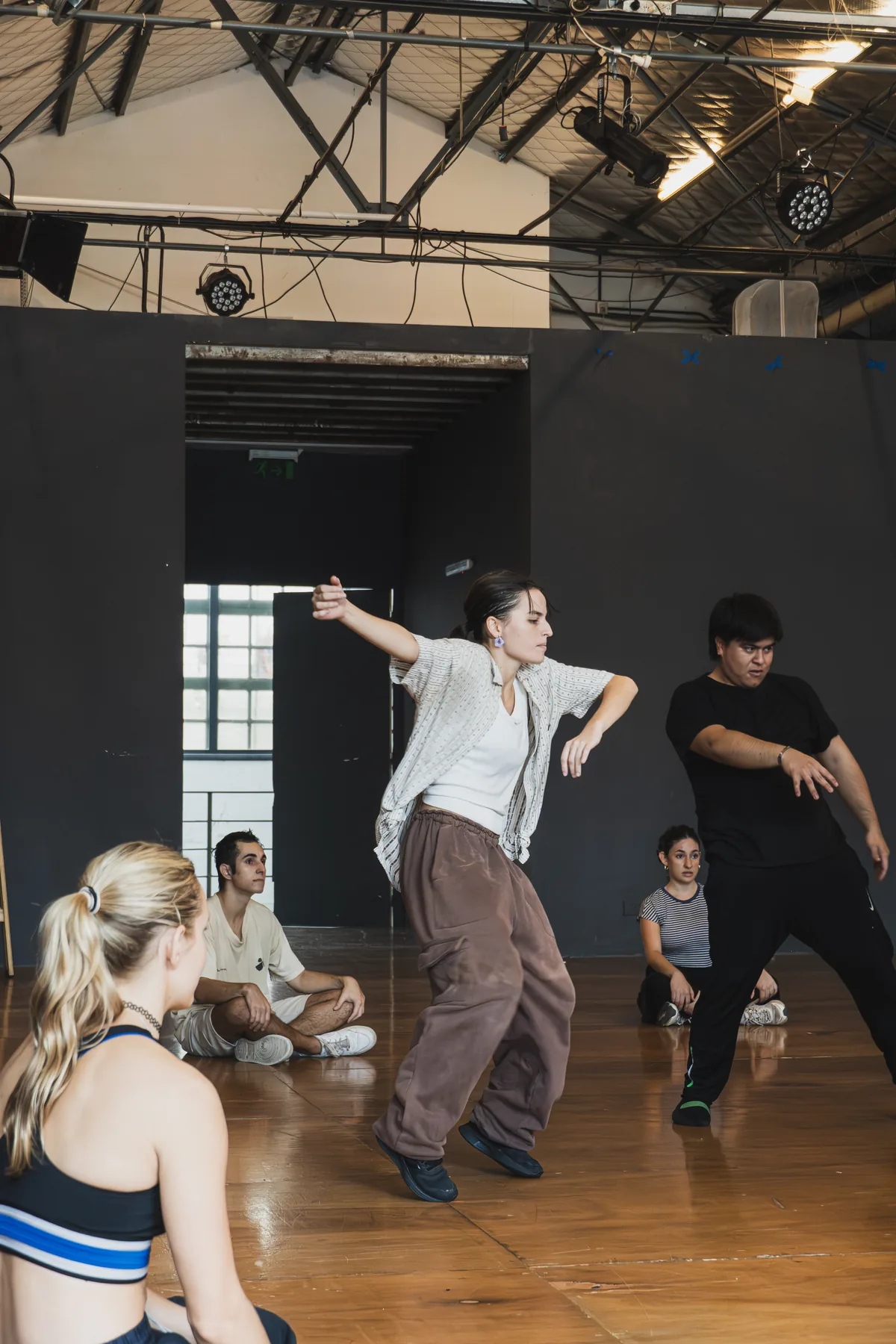 Estudiante en plena improvisación de movimiento en la sala
