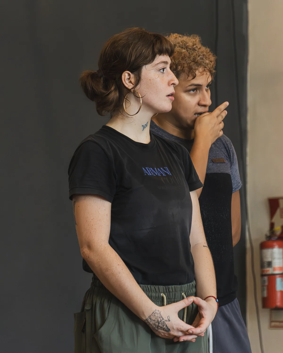 Dos alumnas observando atentas durante la clase