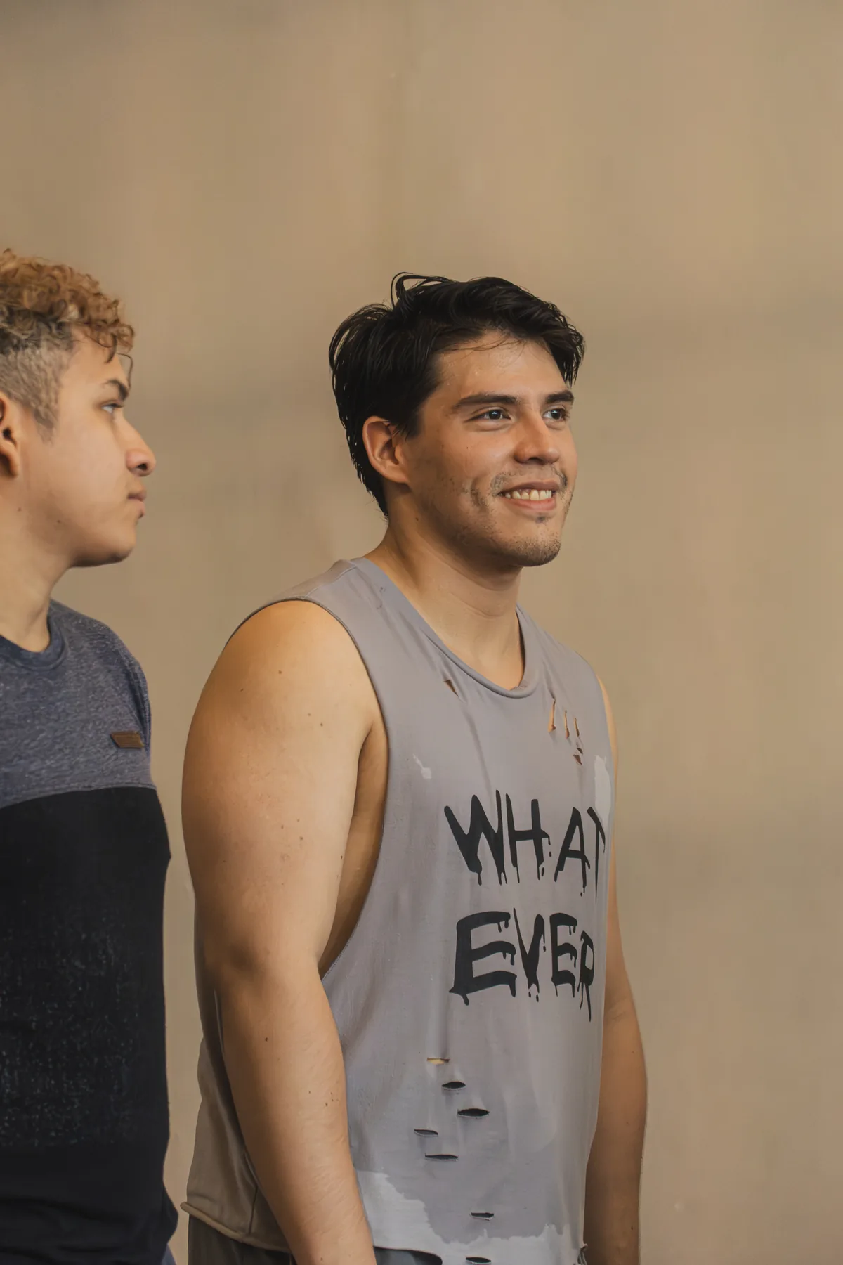 Dos alumnos sonriendo entre ejercicios de la clase