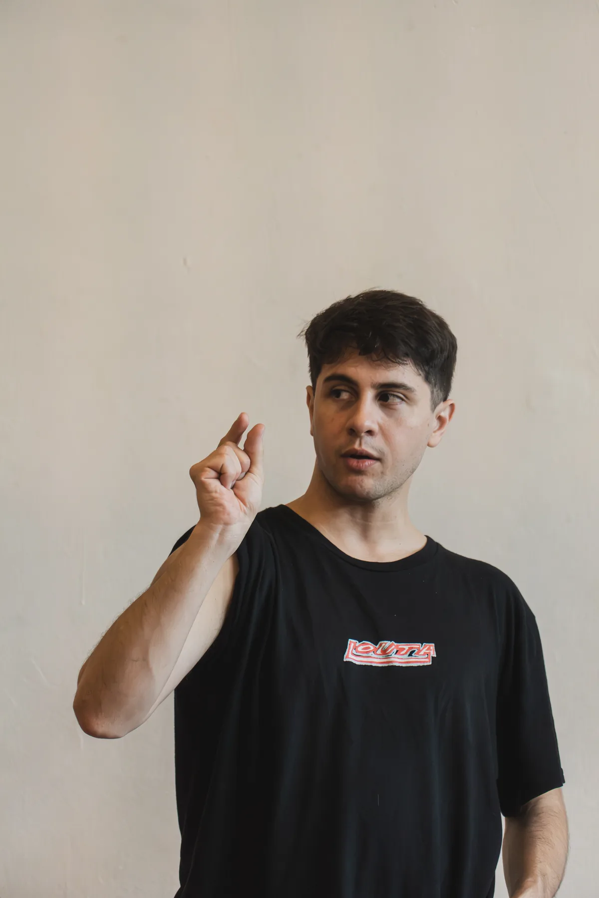 Estudiante explicando un movimiento con la mano en alto