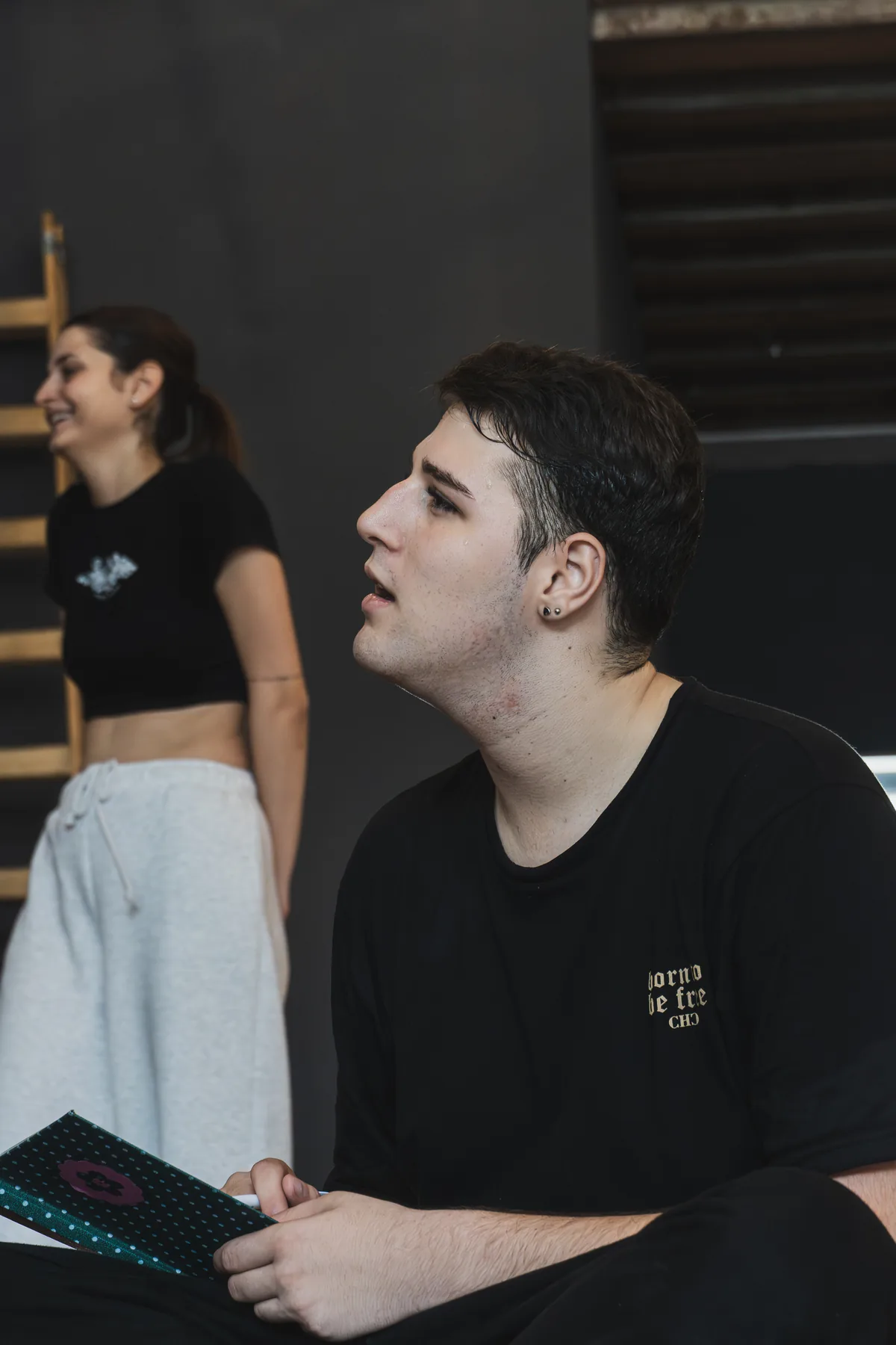 Alumno atento durante una explicación en clase