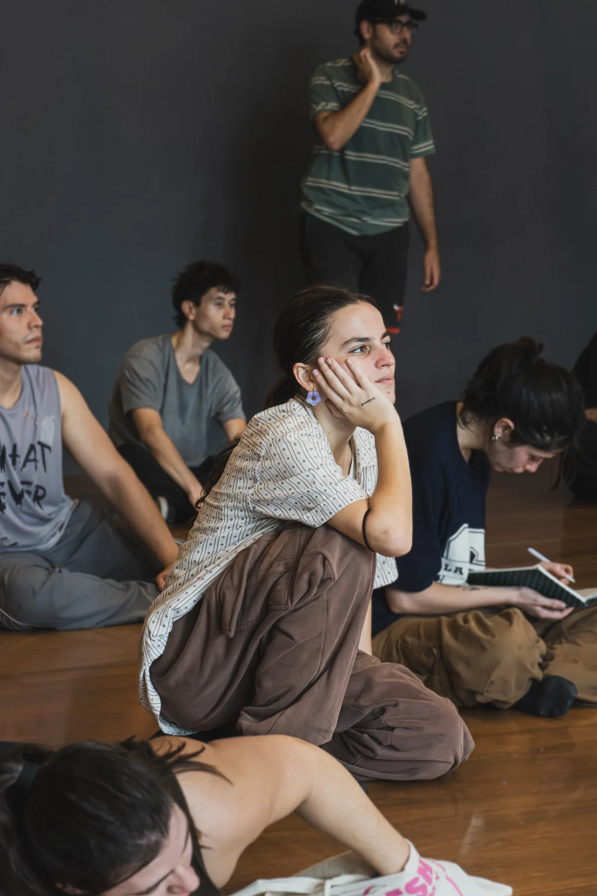 Estudiantes escuchando atentos durante la clase