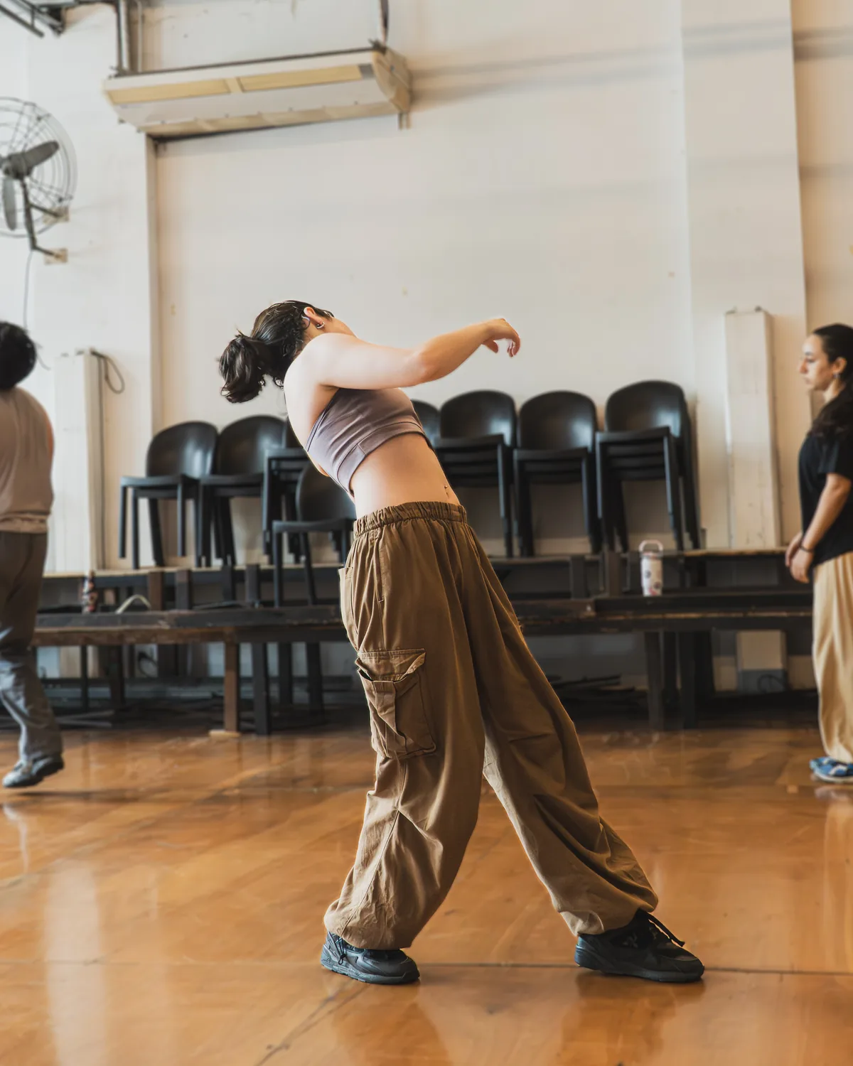 Alumna en un movimiento de inclinación durante el ensayo