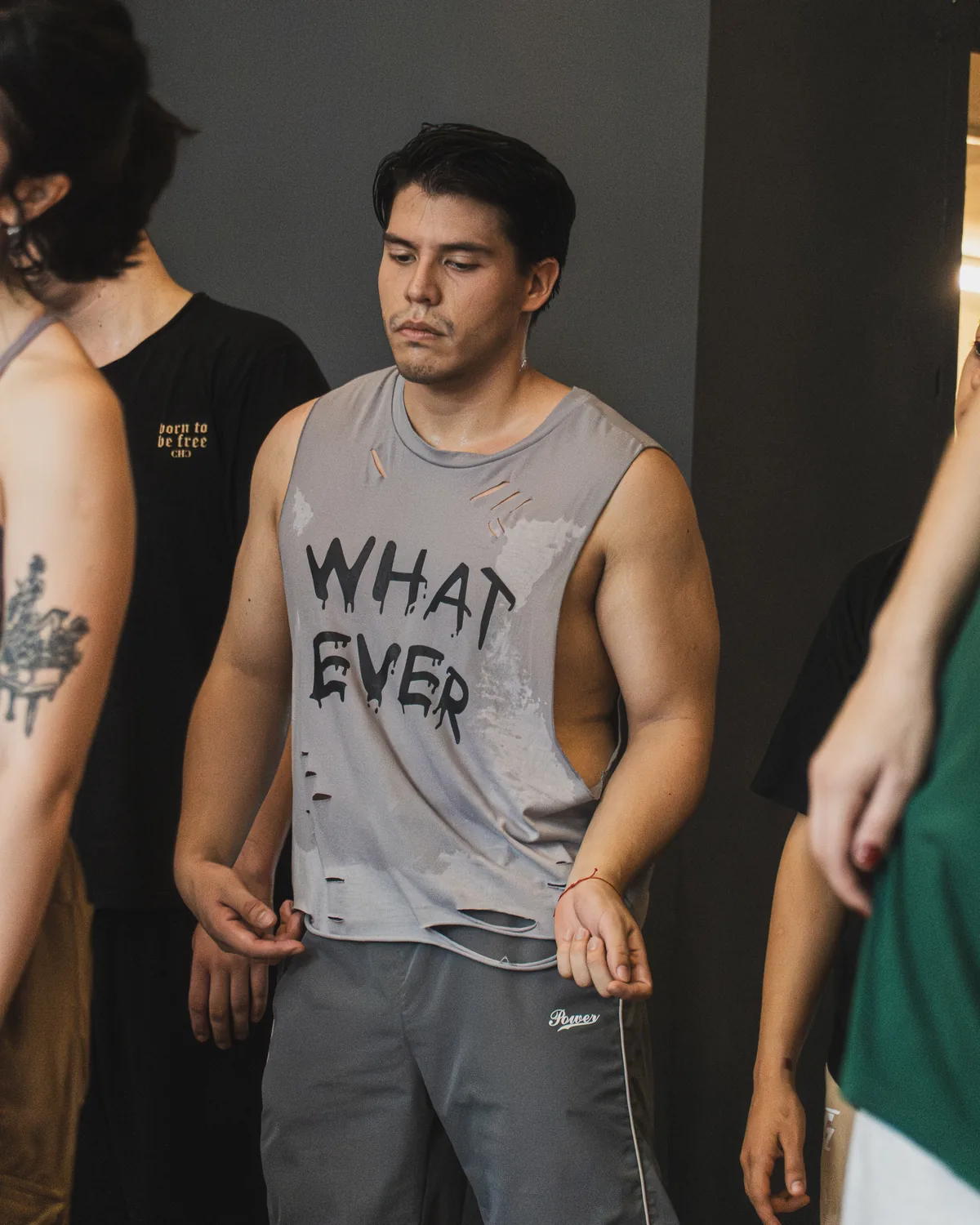 Alumno de pie siguiendo la consigna en clase