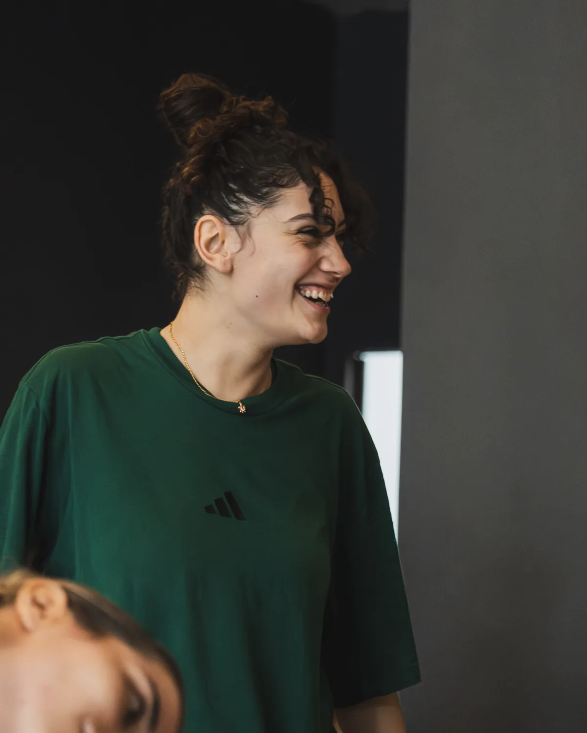 Alumna riendo durante la clase