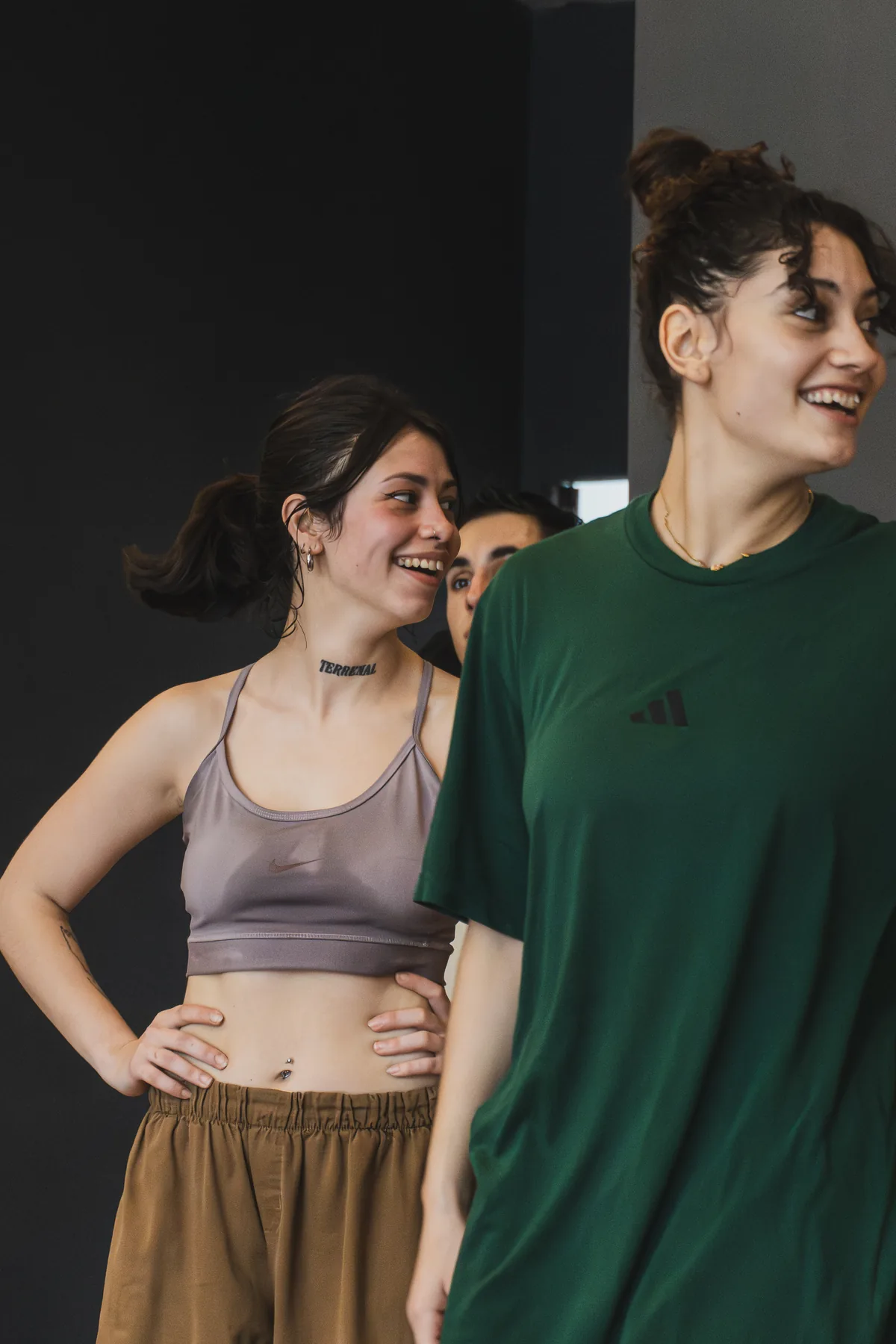 Dos alumnas riendo entre ejercicios