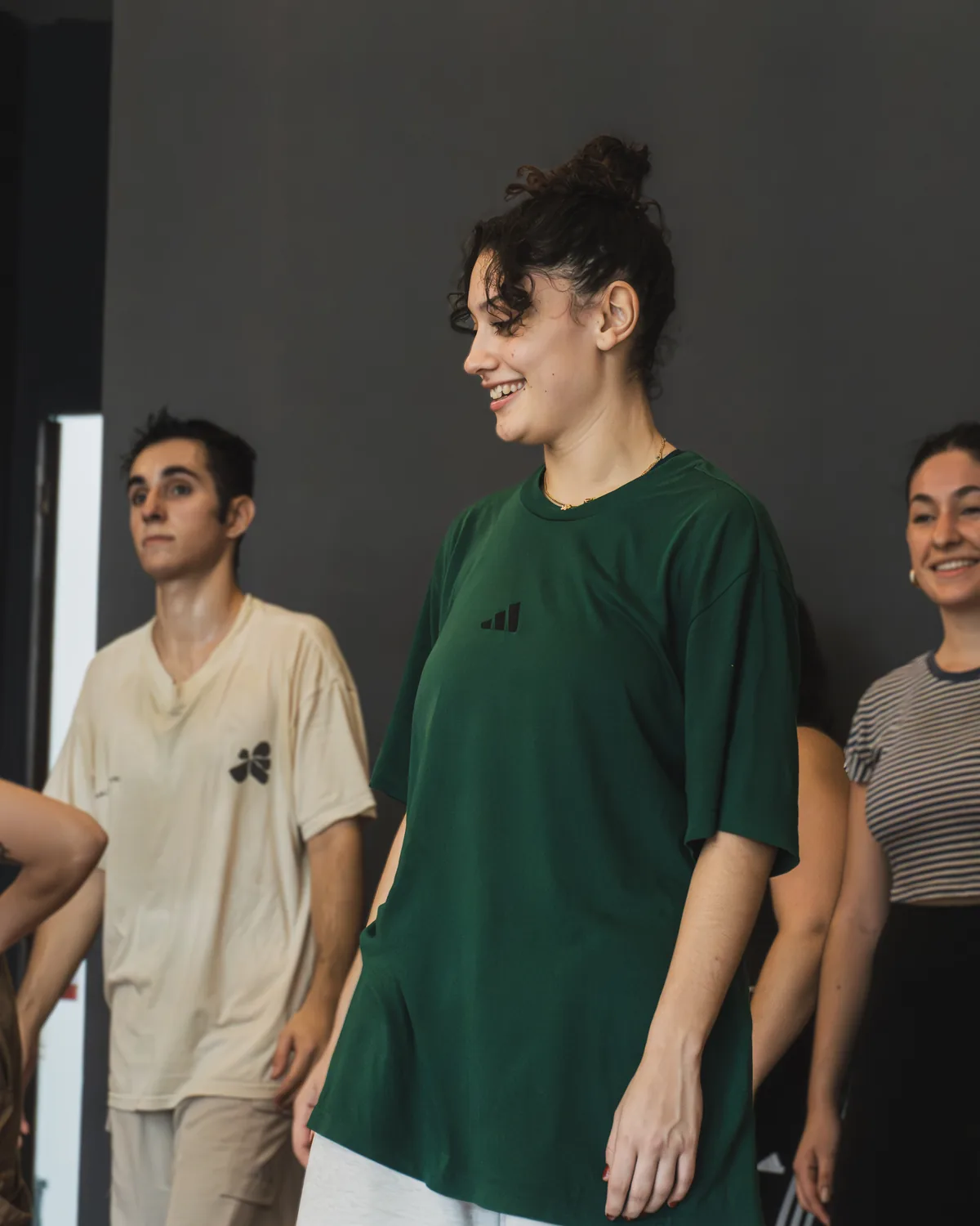 Alumna sonriendo durante la clase