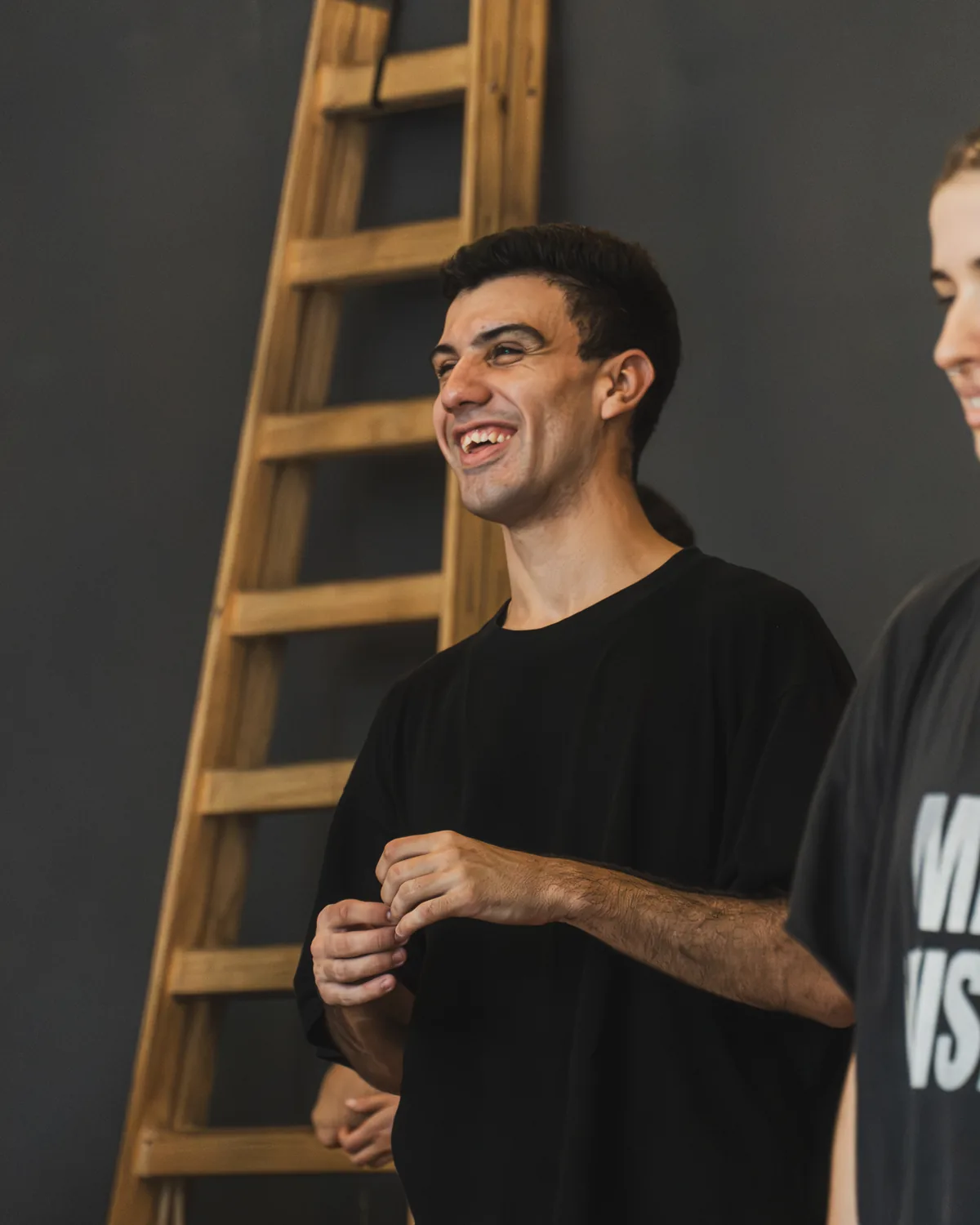 Alumno sonriendo durante la clase