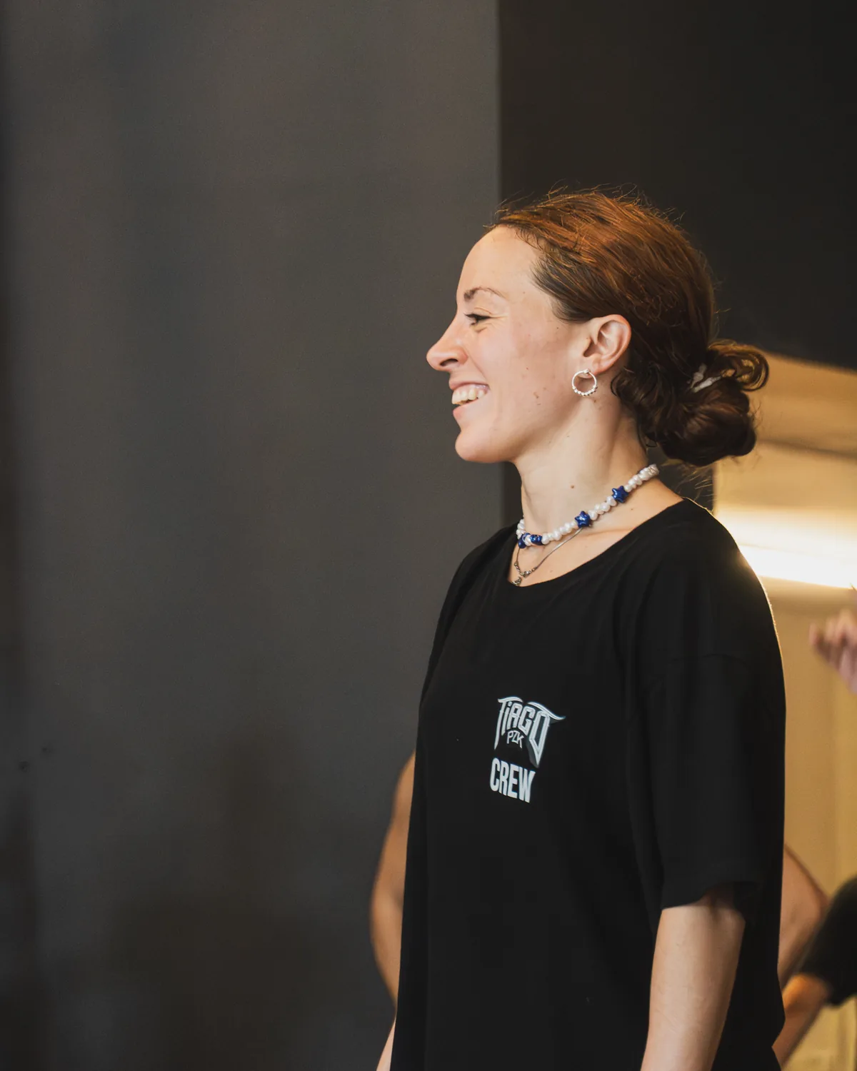 Docente de perfil sonriendo en el salón