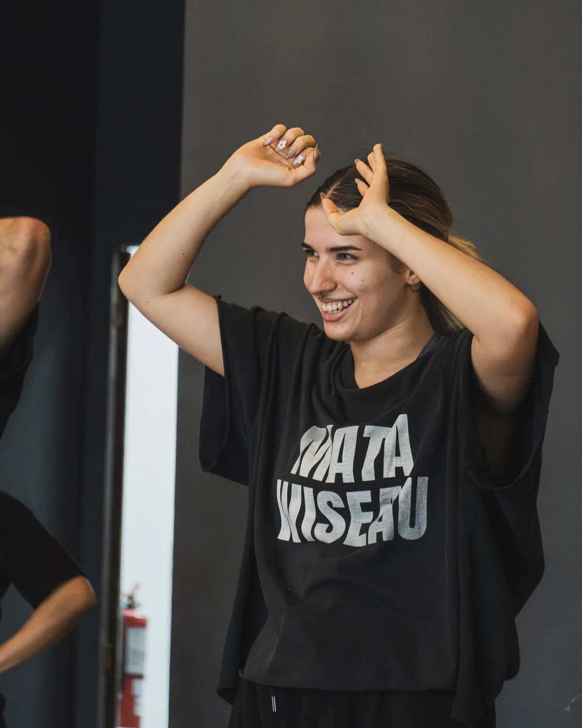Alumna riendo durante la clase