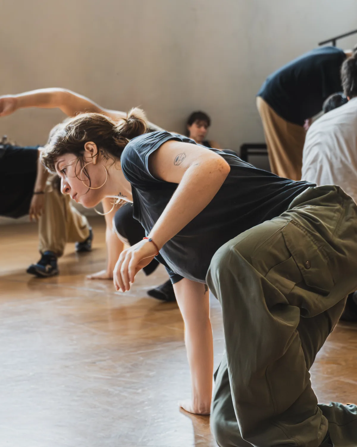 Alumna en movimiento durante la clase