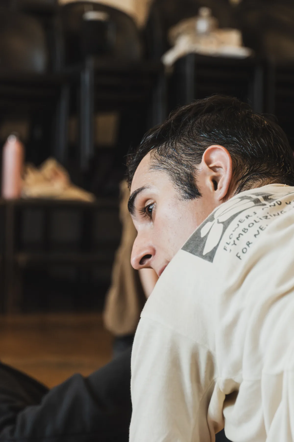 Alumno de perfil durante la clase